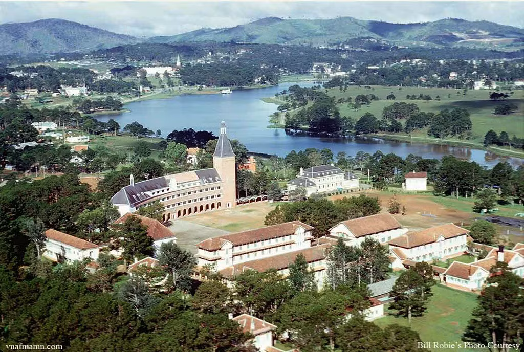 Hồ Xuân Hương và trường Lycée Yersin nhìn từ máy bay, năm 1968. Năm 1969 trường đổi tên thành Trung tâm giáo dục Hùng vương, nay là Cao Đẳng Sư Phạm Đà Lạt. Ảnh của Bill Robbie.