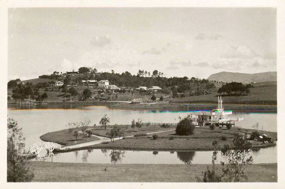 Góc ảnh khác về nhà thủy tạ xưa. Phía xa là đồi Dinh tỉnh trưởng.