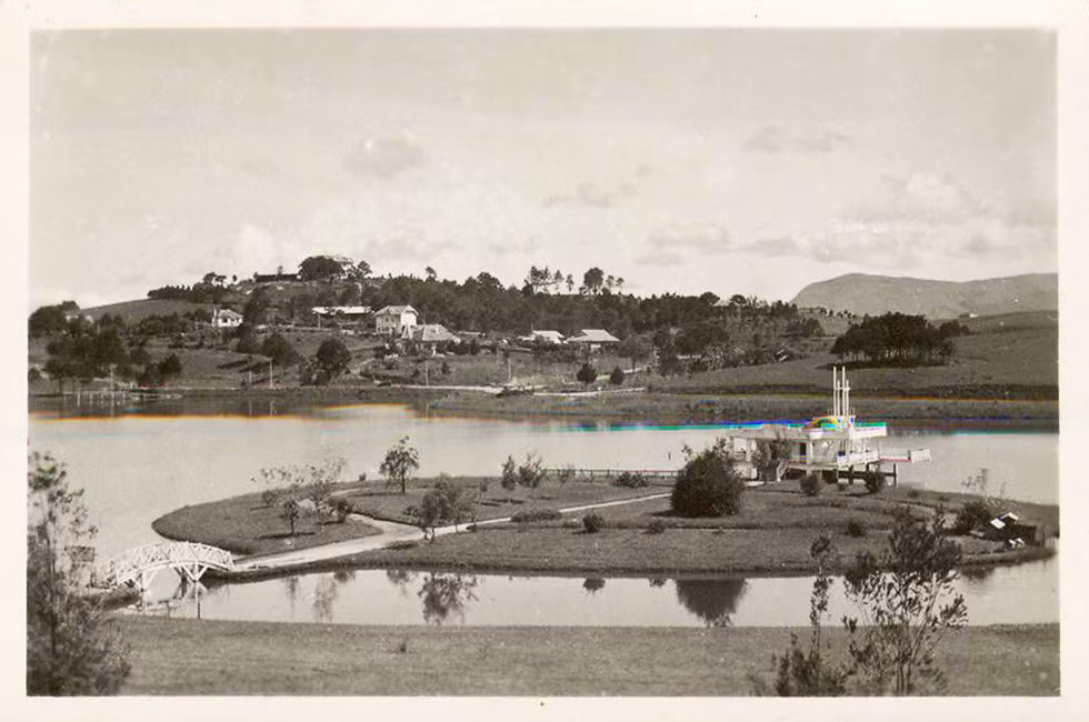 Góc ảnh khác về nhà thủy tạ xưa. Phía xa là đồi Dinh tỉnh trưởng.