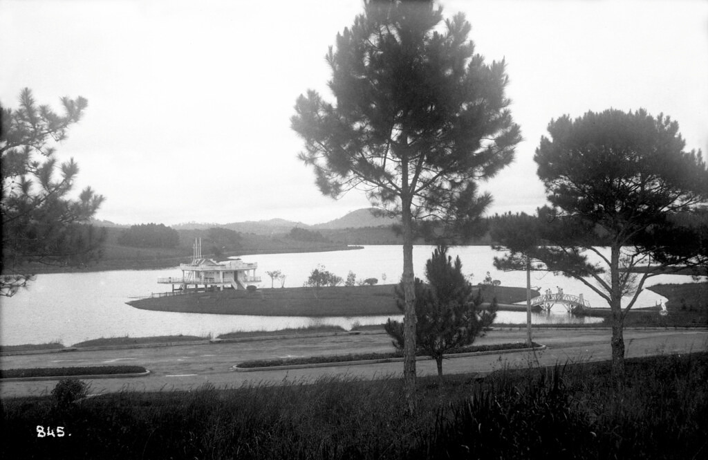 Nhà thủy tạ ở hồ Xuân Hương trong một bức ảnh được chụp vào thời thuộc địa.