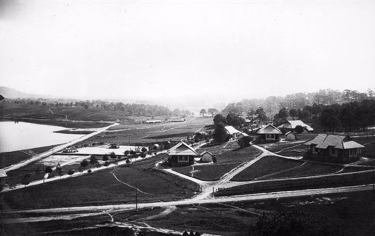 Các biệt thự của người Pháp bên bờ hồ Xuân Hương thập niên 1920. Ảnh của Raymond Chagneau.