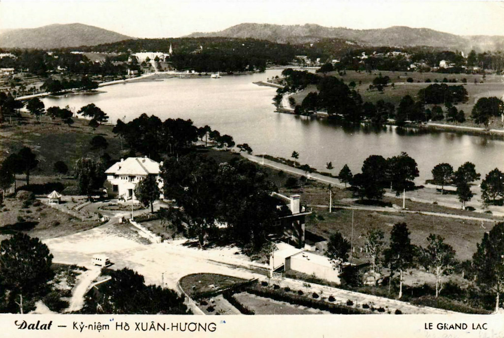 Hồ Xuân Hương đầu thập niên 1950, nhìn từ phía trường Lycée Yersin (Cao đẳng Sư phạm Đà Lạt).