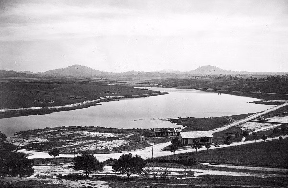  Hồ Xuân Hương nhìn từ khách sạn Langbiang (khách sạn Dalat Palace ngày nay), Đà Lạt thập niên 1920. Ảnh của Raymond Chagneau.