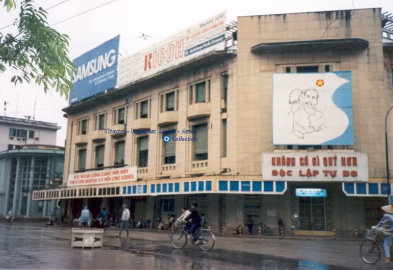 Góc phố Đinh Tiên Hoàng - Tràng Tiền, Hà Nội năm 1991. Ảnh: Lewis M. Stern.