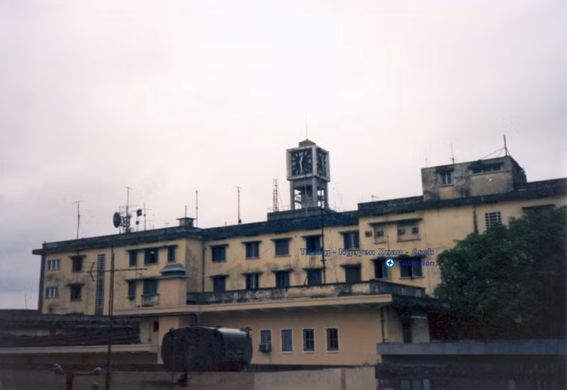 Mặt sau của Bưu điện Hà Nội.