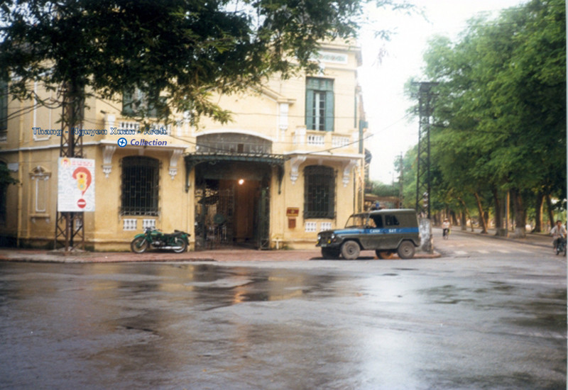 Góc Tràng Thi - Lê Thái Tổ, bên ngoài trụ sở Công an Quận Hoàn Kiếm.