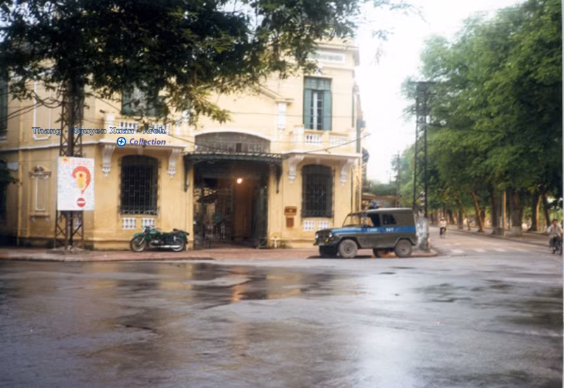 Góc Tràng Thi - Lê Thái Tổ, bên ngoài trụ sở Công an Quận Hoàn Kiếm.