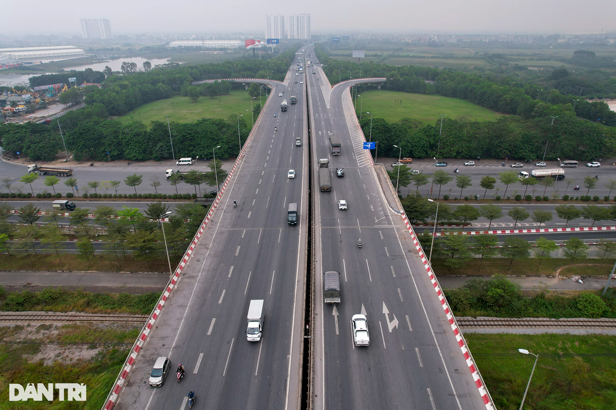 Toàn cảnh đoạn QL1A vượt qua QL5 hướng về phía Bắc.