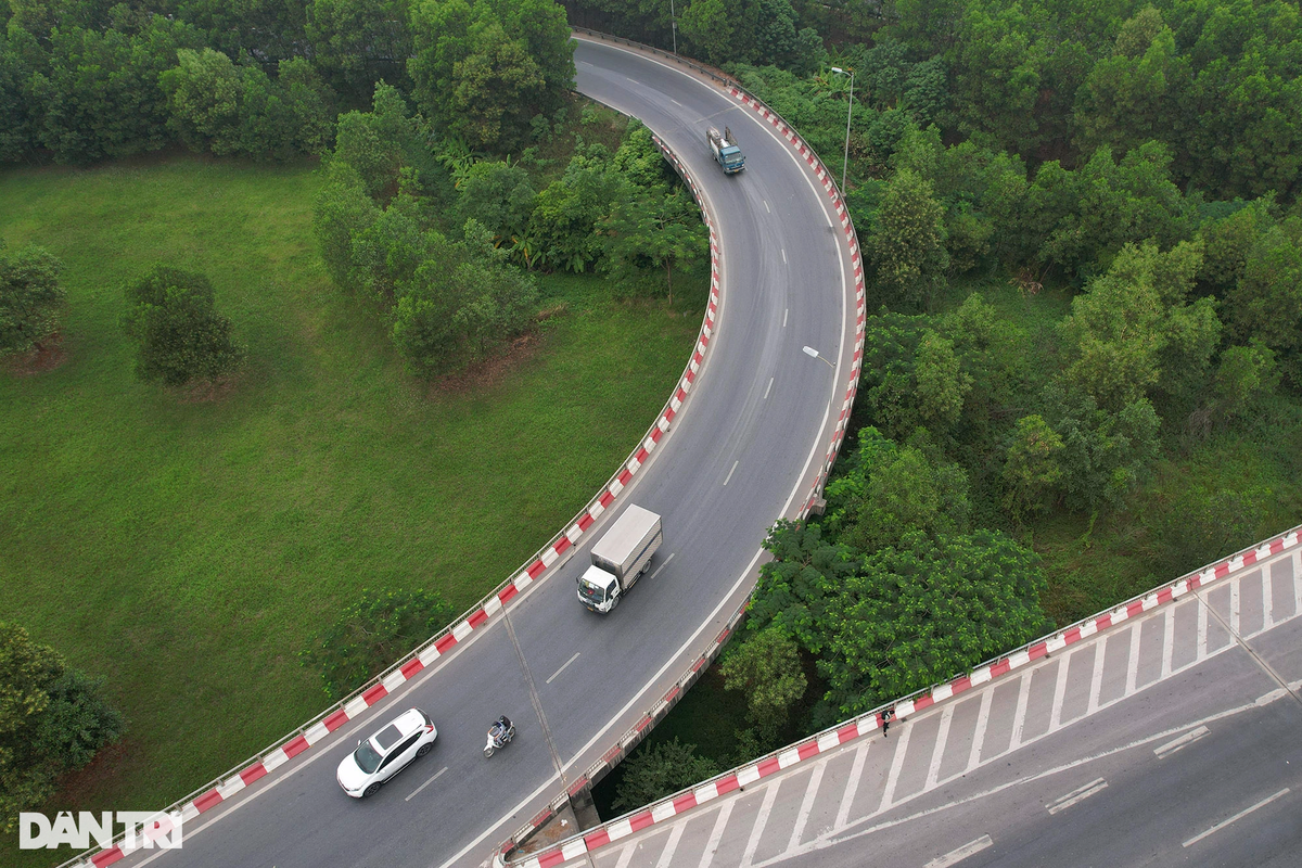 Một đoạn đường dẫn lên QL1A như vừa đi xuyên qua một cánh rừng.