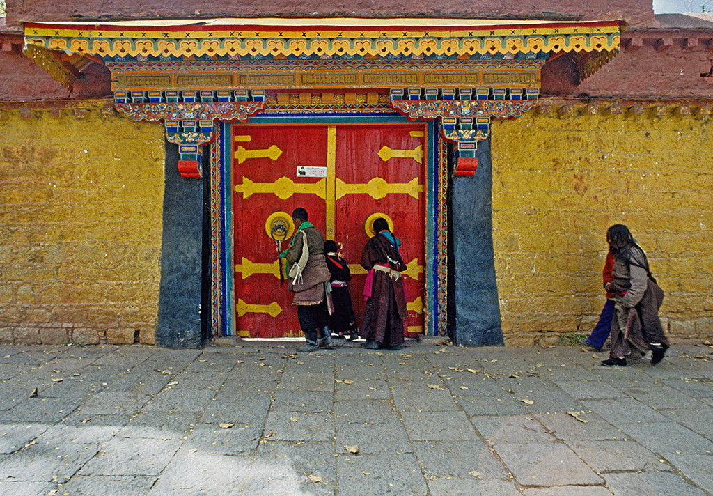 Cổng cung điện Norbulingka, Lhasa, nơi ở mùa hè của các Đạt Lai Lạt Ma trong quá khứ.