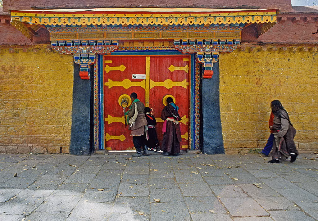 Cổng cung điện Norbulingka, Lhasa, nơi ở mùa hè của các Đạt Lai Lạt Ma trong quá khứ.