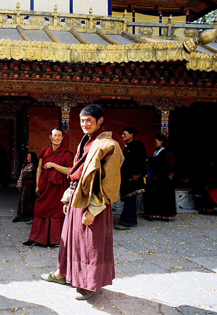 Các nhà sư trẻ trong sân một ngôi chùa.