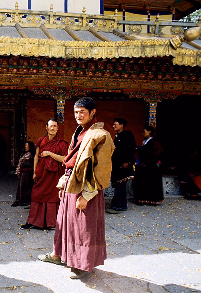 Các nhà sư trẻ trong sân một ngôi chùa.