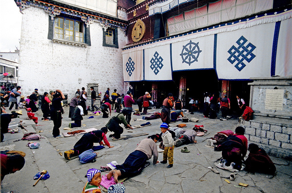 Các tín đồ cầu nguyện ở chùa Jokhang, ngôi chùa nổi tiếng nằm tại trung tâm phố cổ Lhasa.