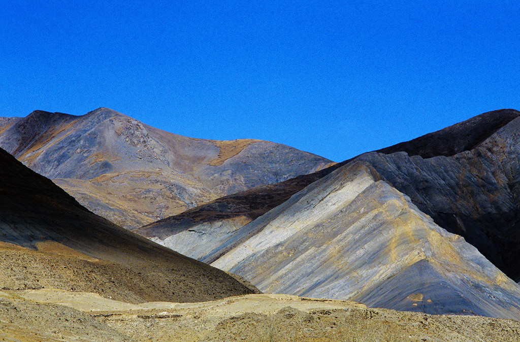 Sắc màu kỳ ảo của núi đồi Tây Tạng.