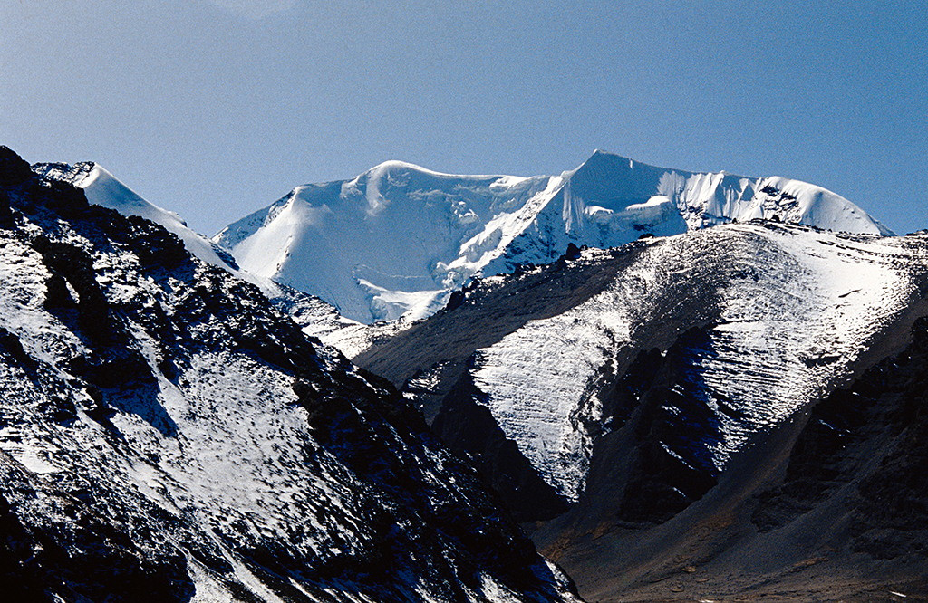 Những đỉnh núi phủ tuyết trắng ở Tây Tạng.