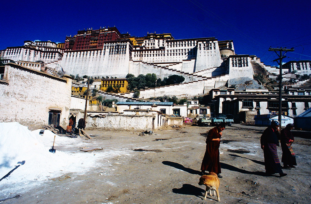 Khung cảnh đời thường ở khu dân cư gần cung điện Potala, Lhasa, Tây Tạng năm 1992. Ảnh: Maurizio Cardo / Flickr.