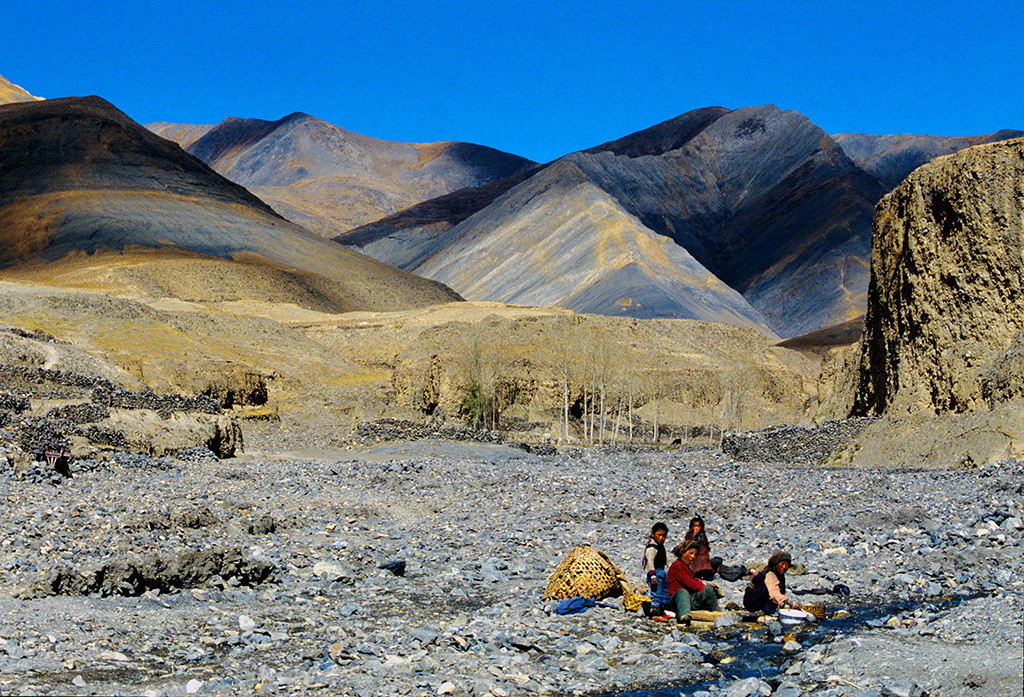 Những người phụ nữ giặt đồ bên dòng suối.