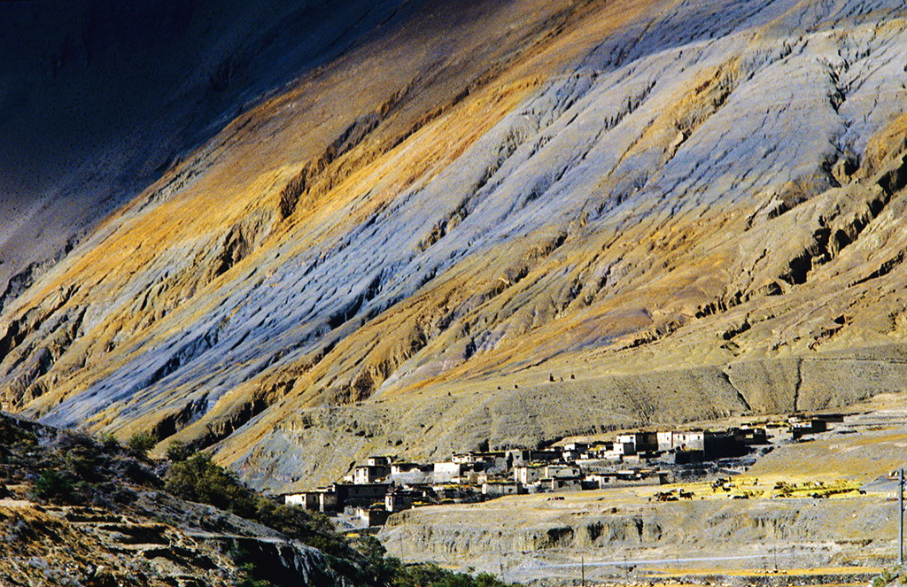 Ngôi làng nằm bên rặng núi hùng vĩ.