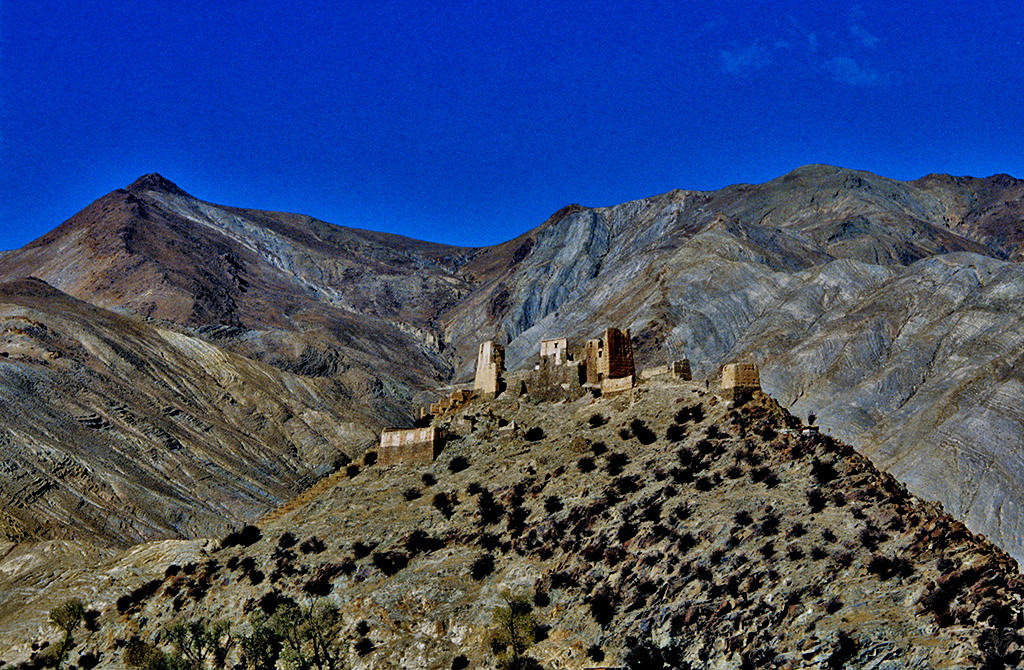 Phế tích của một tu viện trên đỉnh đồi.