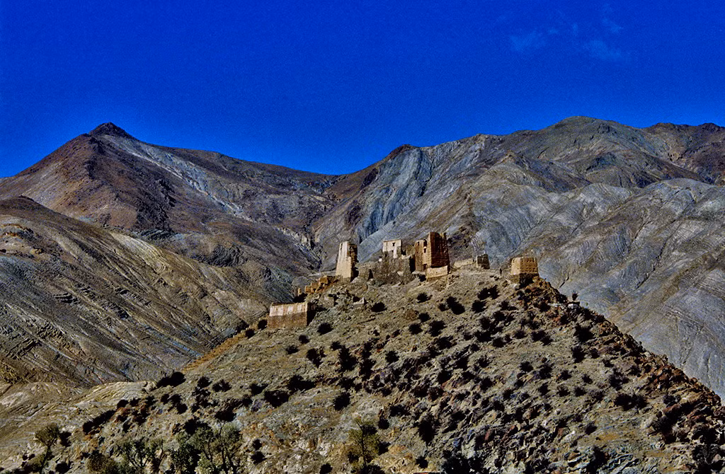 Phế tích của một tu viện trên đỉnh đồi.