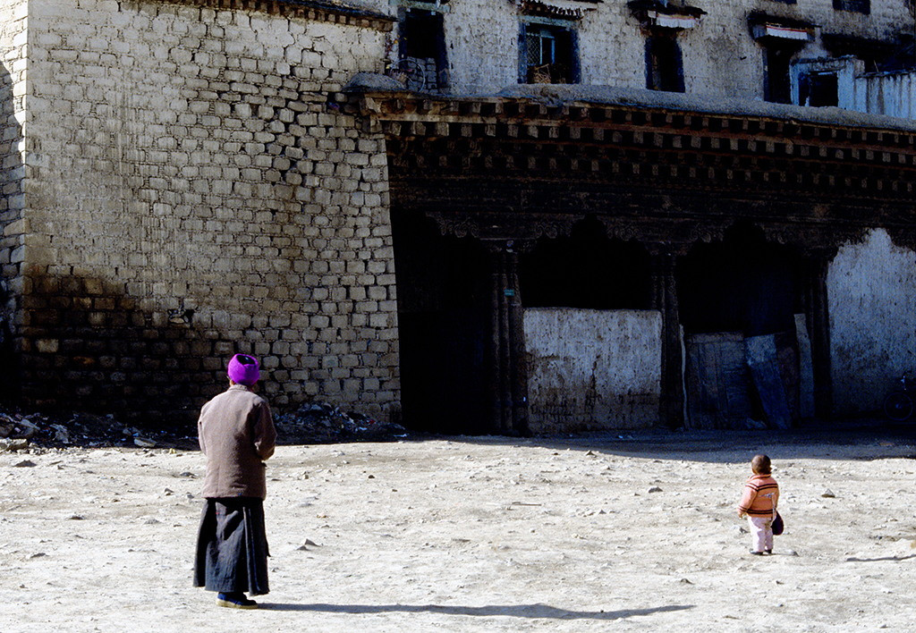 Khoảng sân phía trước khu nhà cũ.