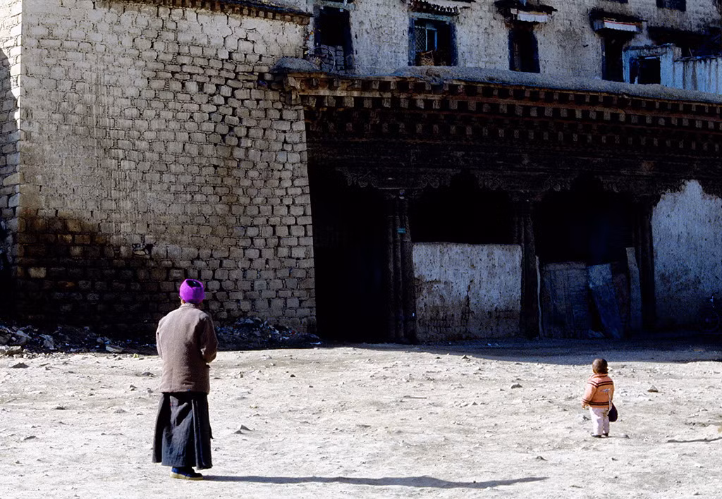 Khoảng sân phía trước khu nhà cũ.