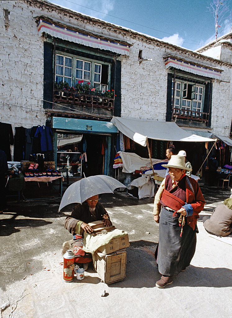 Một tuyến phố buôn bán ở Lhasa.