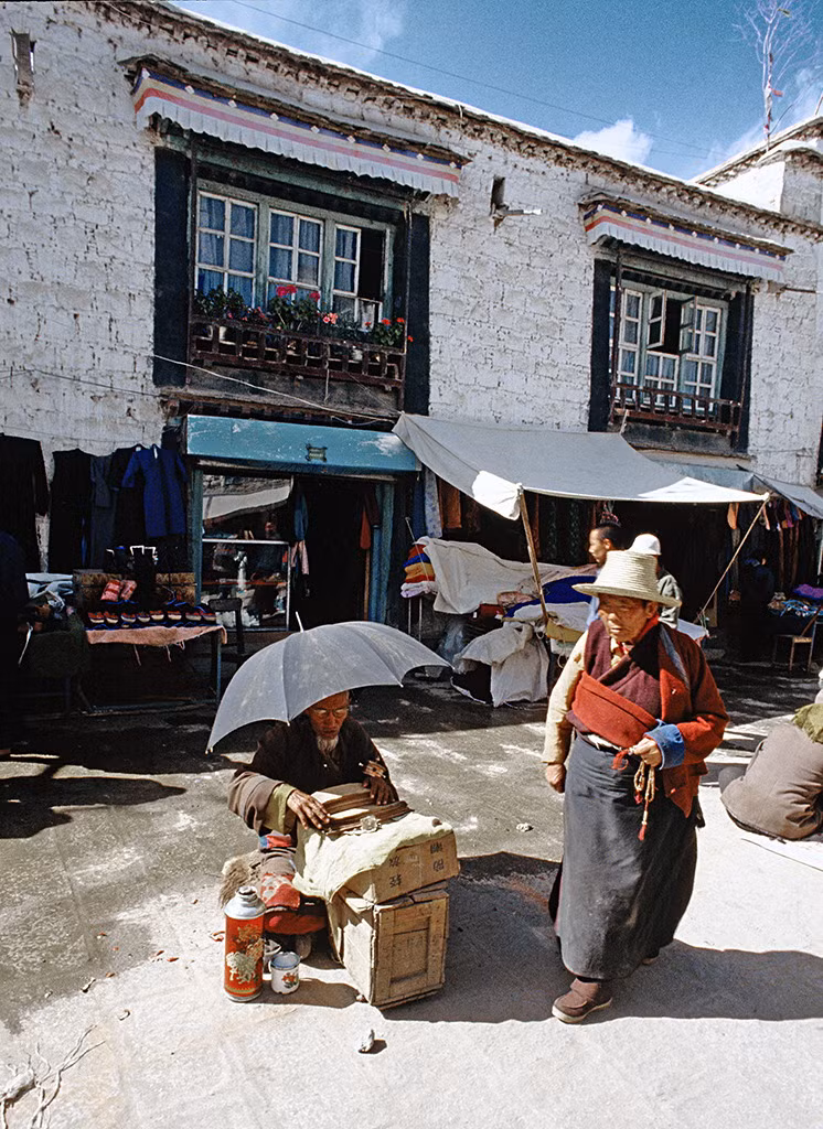 Một tuyến phố buôn bán ở Lhasa.