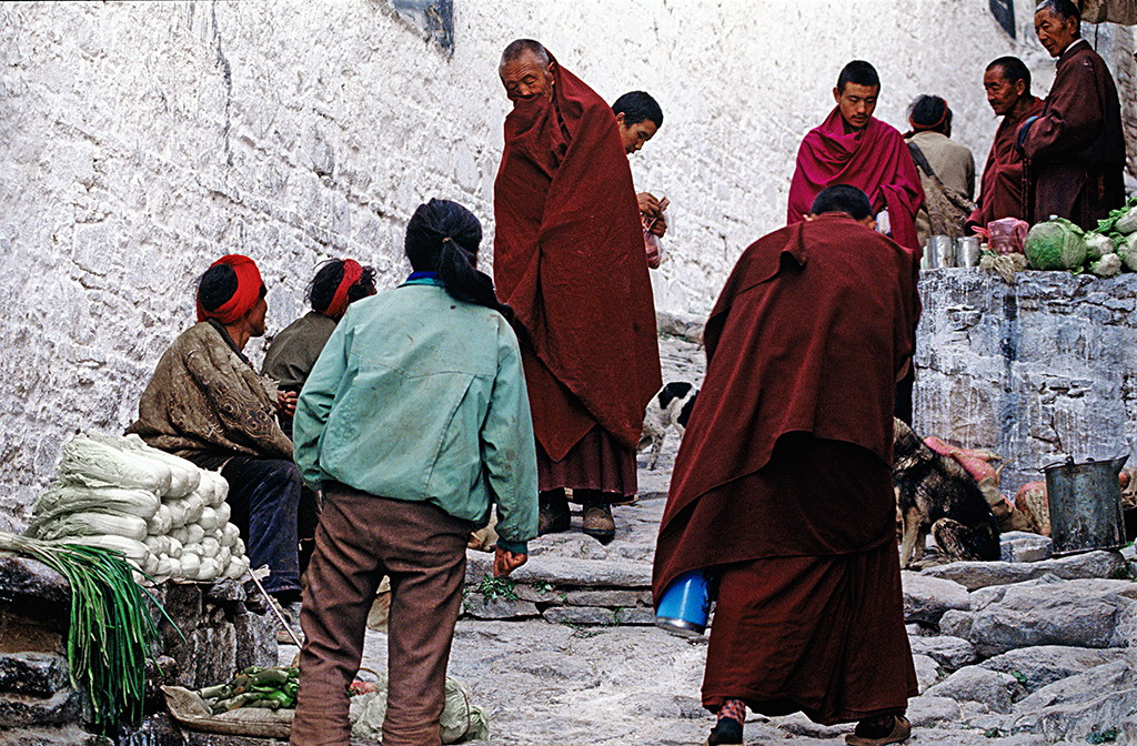 Khu chợ họp bên đường.