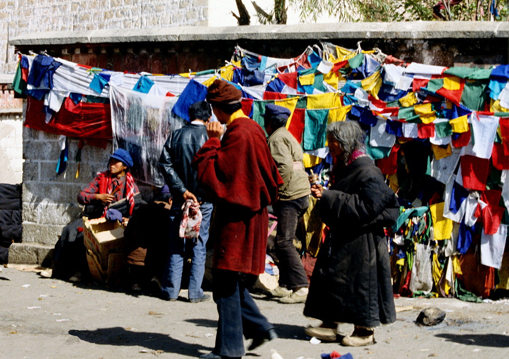 Trên đường phố Lhasa, thủ phủ của Tây Tạng.