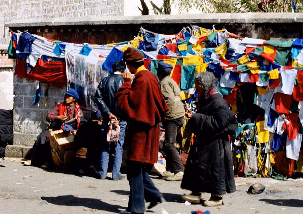 Trên đường phố Lhasa, thủ phủ của Tây Tạng.