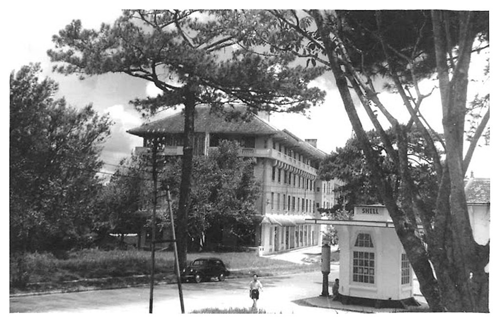 Khách sạn Hôtel du Parc nhìn từ cầu thang phía sau khách sạn Langbian Palace.