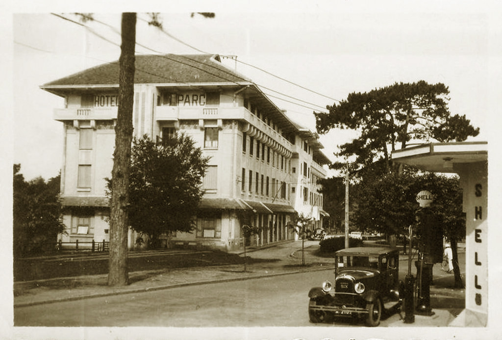 Khách sạn Hôtel du Parc nhìn từ trạm xăng Shell ở ngã ba gần đó.