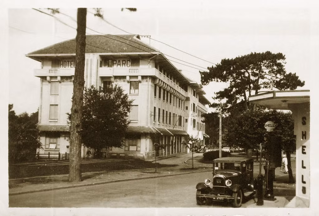 Khách sạn Hôtel du Parc nhìn từ trạm xăng Shell ở ngã ba gần đó.