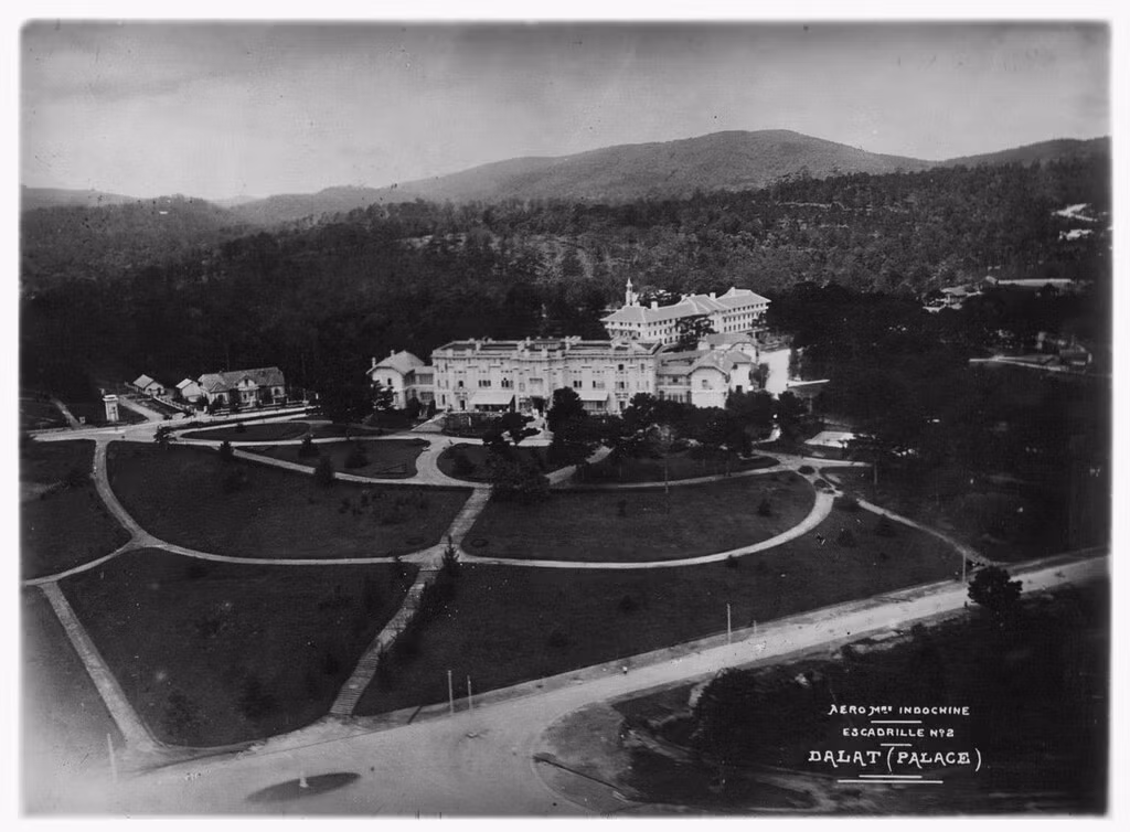 Không ảnh Đà Lạt thập niên 1930. Tòa nhà phía trước là "đệ nhất khách sạn" Langbian Palace (nay là Dalat Palace). "Đệ nhị khách sạn" Hôtel du Parc nằm gần đó, ở phía sau.