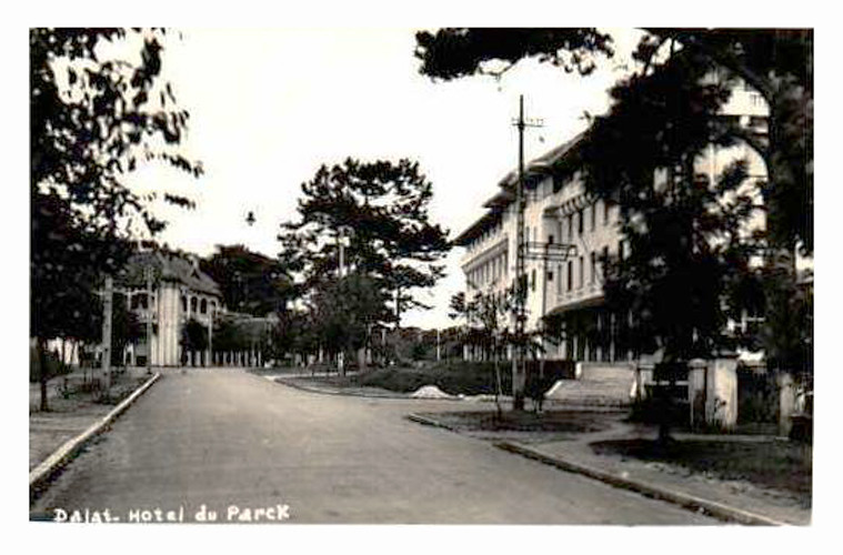 Hình ảnh đại lộ Yersin (nay là đường Trần Phú) trên một bưu thiếp cổ của Pháp. Khách sạn Hôtel du Parc nằm bên phải. Khách sạn này mở cửa lại vào năm 1997 với tên Novotel Dalat.