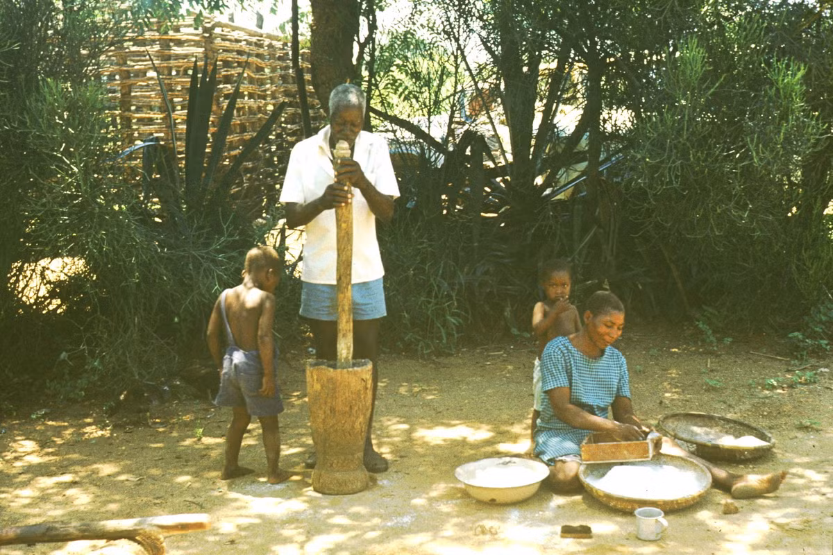 Cảnh sinh hoạt ở vùng nông thôn Mozambique.