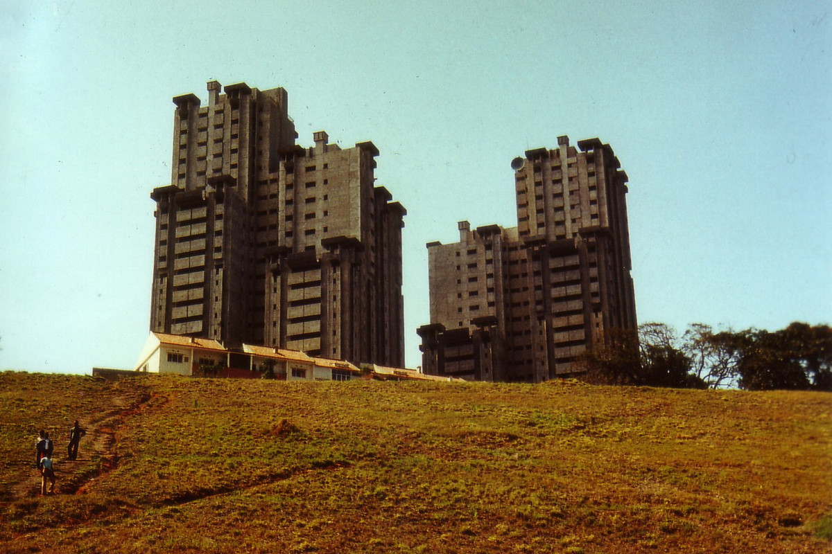Tòa nhà cao tầng xây dựng dở của người Bồ Đào Nha bị bỏ hoang ở Maputo sau khi Mozambique giành độc lập năm 1975.