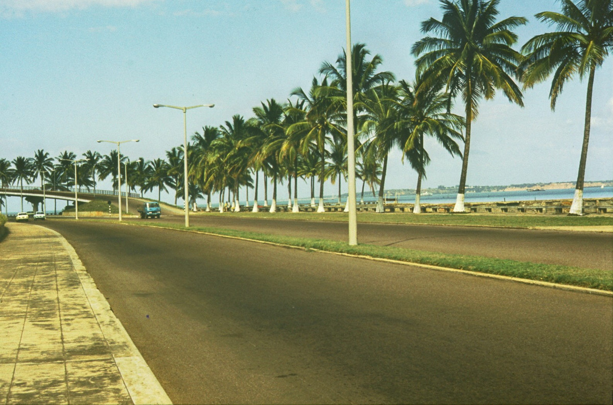 Đại lộ chạy dọc bờ biển ở Maputo, thủ đô Mozambique, khoảng năm 1979-1982.