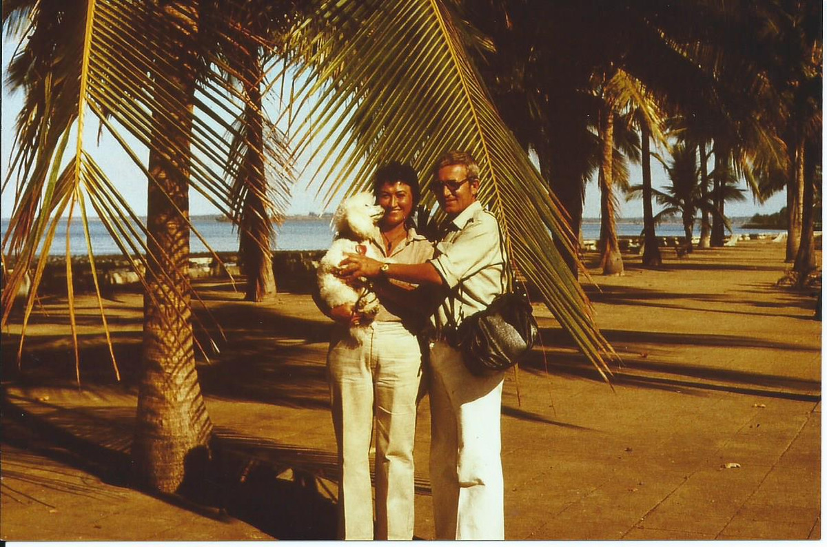 Vợ chồng tác giả bộ ảnh và chú chó cưng bên bờ biển Maputo.