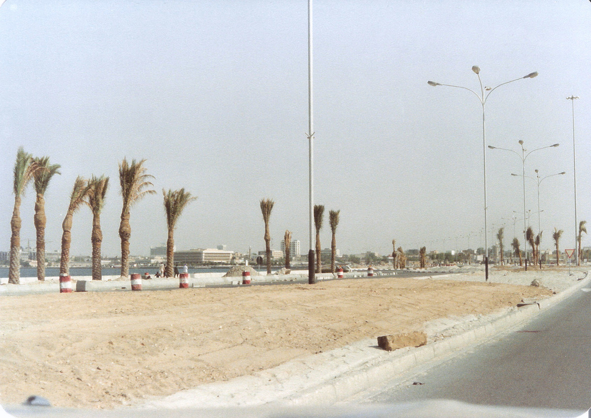 Con đường bên bờ biển Doha, khoảng 1983.