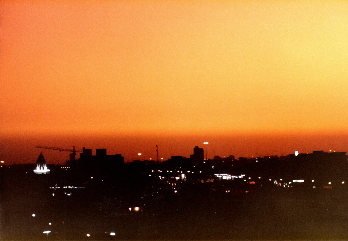 Hoàng hôn Doha. Ảnh này được chụp từ hướng Bùng binh Ras Abu Abboud - nhà thờ Hồi giáo AbuBaker. Khách sạn Sofitel Doha Palace (nay là Mercure Grand) ở trung tâm.