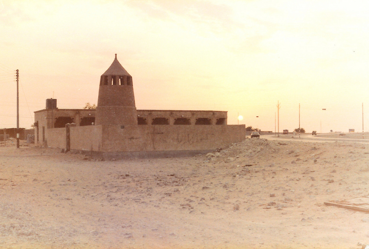 Thánh đường cổ Al Wakrah, cách Doha vài dặm về phía Nam, giữa thập niên 1980.