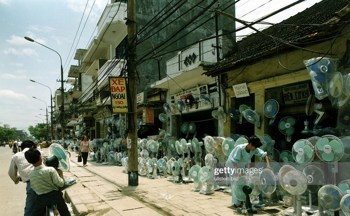Các cửa hàng bán quạt điện trên phố Nguyễn Lương Bằng, Hà Nội.