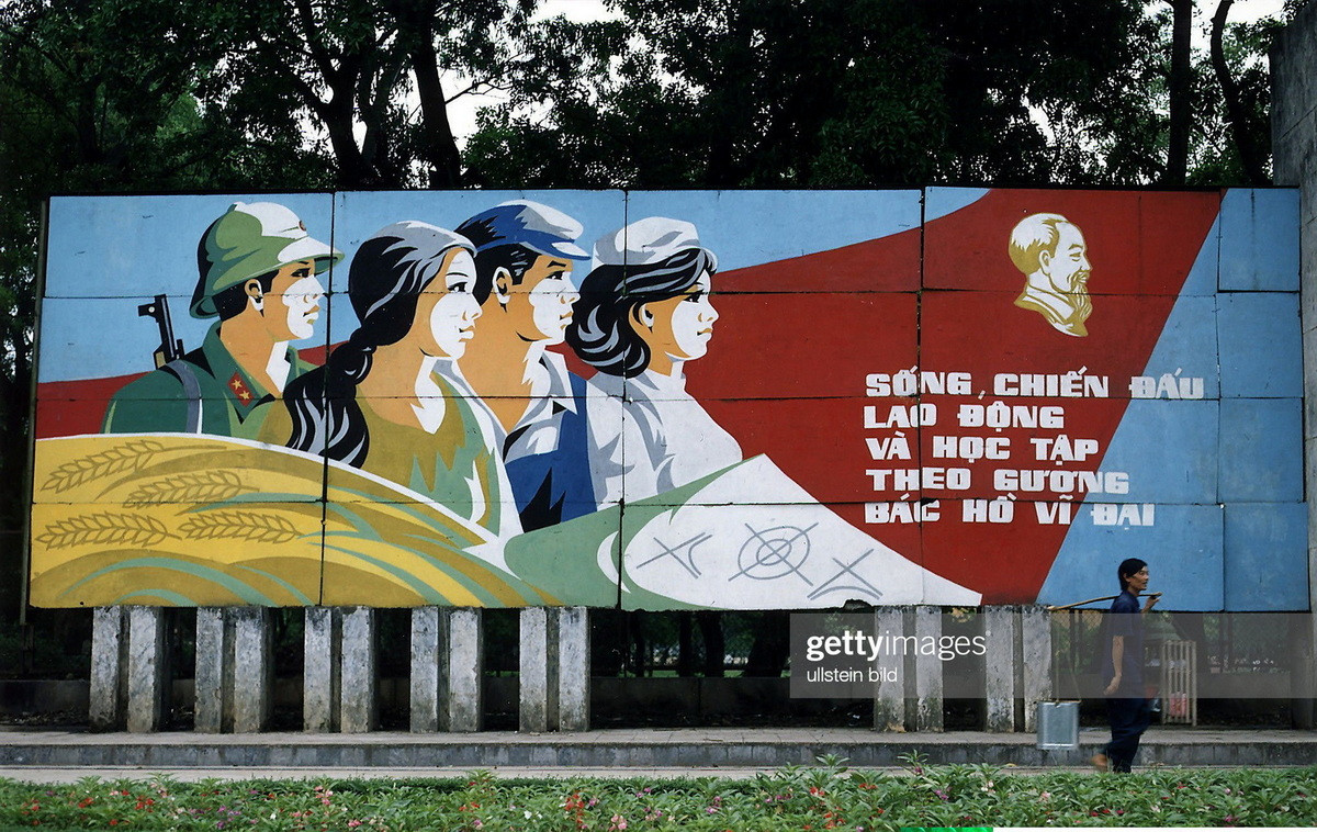 Tranh cổ động cỡ lớn bên ngoài công viên Lê Nin, Hà Nội.