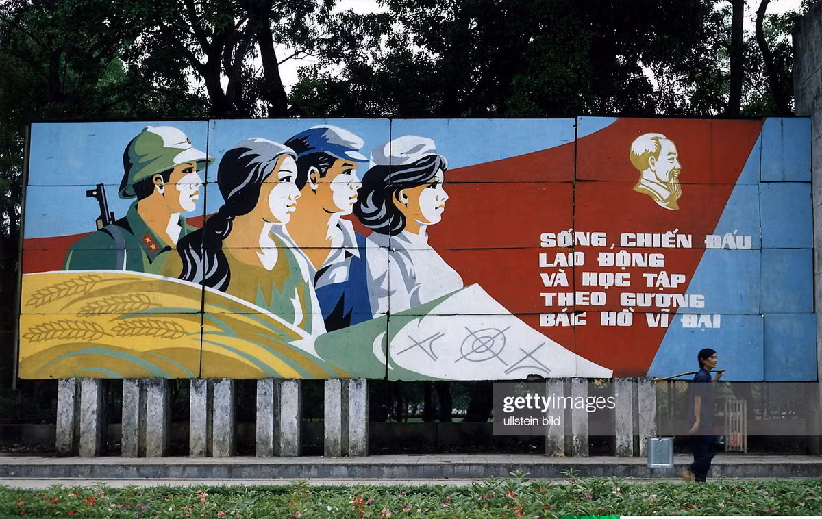 Tranh cổ động cỡ lớn bên ngoài công viên Lê Nin, Hà Nội.