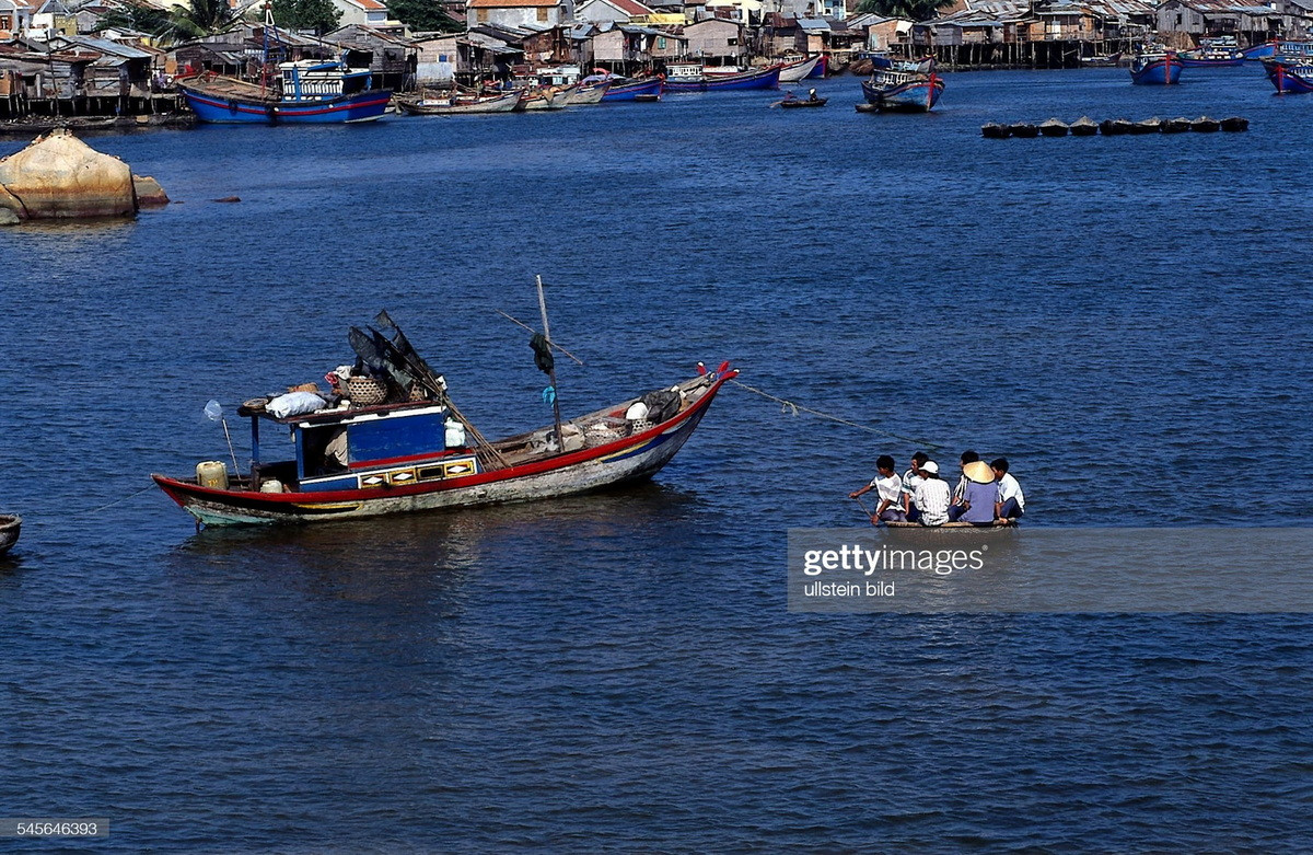 Người dân di chuyễn bằng thuyền thúng ở cửa sông cái Nha Trang.