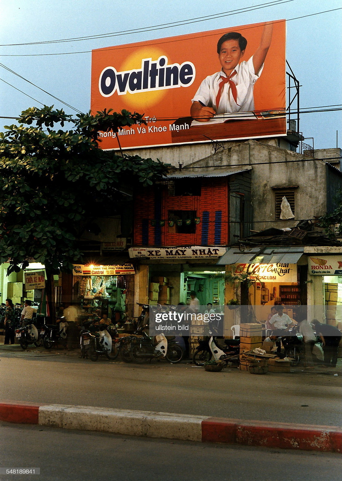 Pa-nô quảng cáo phía trên dãy cửa hàng sửa chữa xe máy ở phố Nguyễn Lương Bằng.