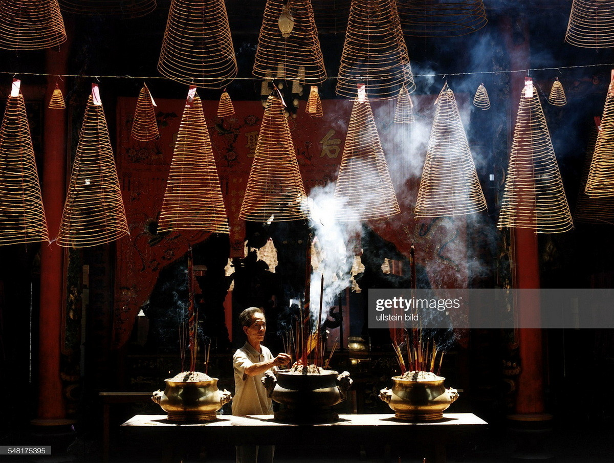 Bên trong chùa Bà Thiên Hậu ở khu vực Chợ Lớn.